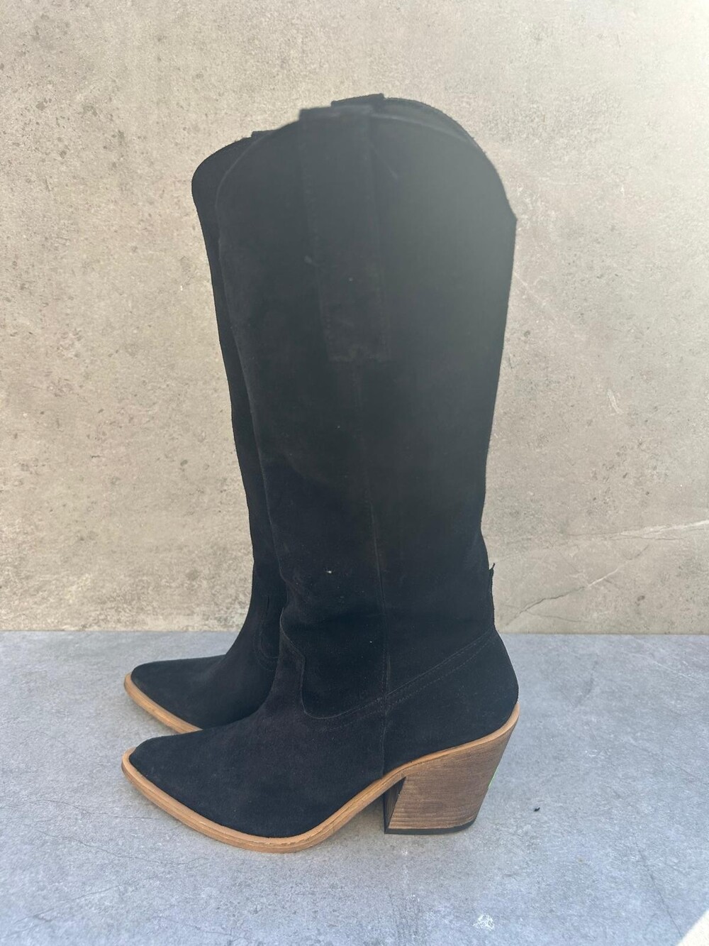 Brand new with tags VERO MODA black suede Western-style knee-high boots. Size 8 - Picture 2 of 6